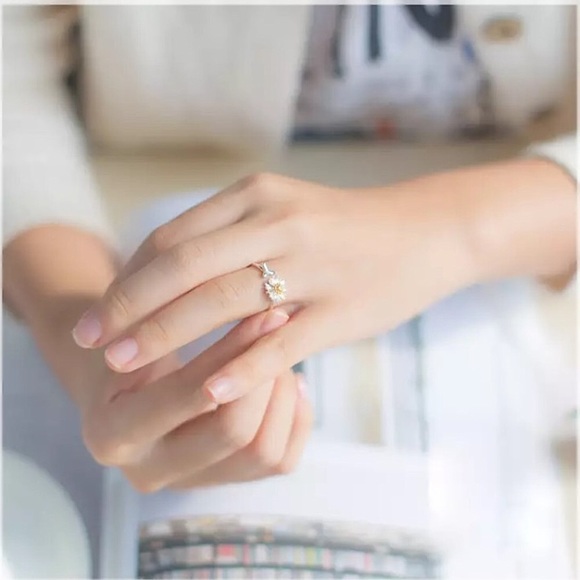 “A Good Day” Dainty Minimalist Floral Daisy Ring - Picture 2 of 8